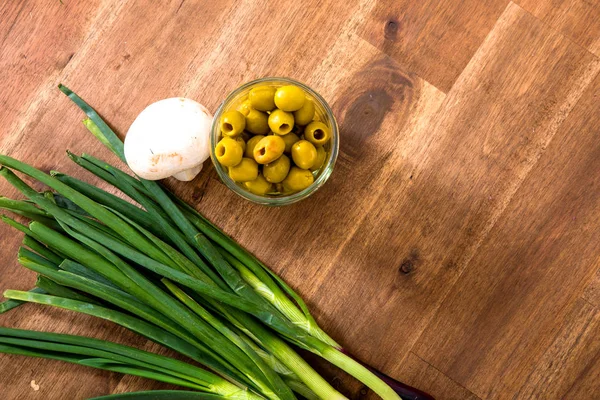 Spring onions and Olives — Stock Photo, Image